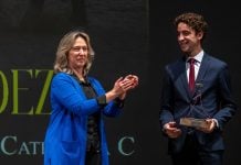 Víctor Hernández recibió este trofeo de manos de Ana Guarinos, alcaldesa de Guadalajara.