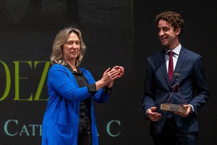 Víctor Hernández recibió este trofeo de manos de Ana Guarinos, alcaldesa de Guadalajara.