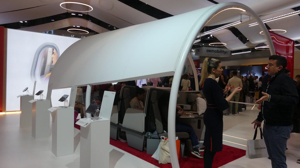 Uno de los reclamos del stand de Iberia en Fitur 2025 era una peculiar recreación de un avión. (Foto: La Crónic@)