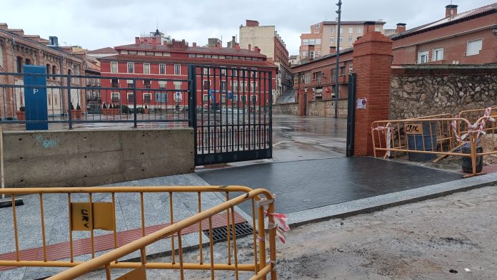 Acceso al aparcamiento del Mercado de abastos. (Foto: La Crónic@)