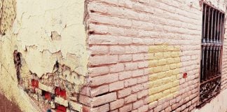 Restos de una antigua casa en la calle Ingeniero Mariño, que limita un solar desde hace años. (Foto: La Crónic@)