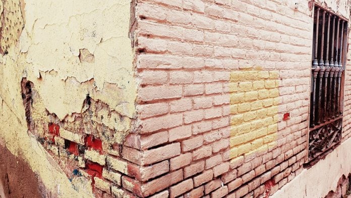 Restos de una antigua casa en la calle Ingeniero Mariño, que limita un solar desde hace años. (Foto: La Crónic@)