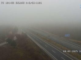 La niebla ya es muy molesta en la A-2 desde Almadrones y se espesa cuanto más al norte. (Foto: DGT)