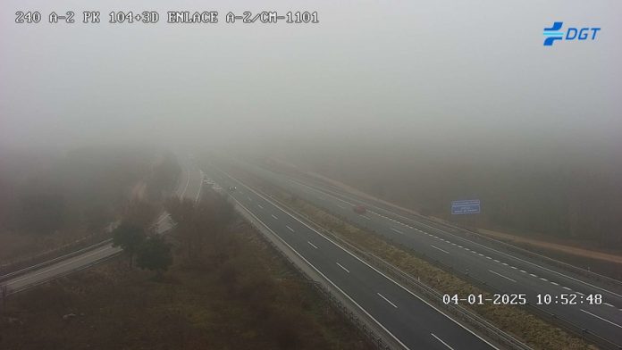 La niebla ya es muy molesta en la A-2 desde Almadrones y se espesa cuanto más al norte. (Foto: DGT)