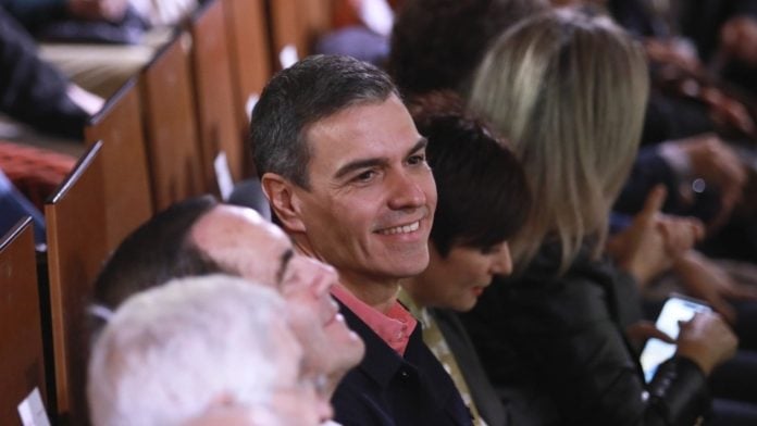 Pedro Sánchez en Toledo, el 18 de enero de 2025, al lado de Bono y Barreda y junto a Isabel Rodríguez y Milagros Tolón. (Foto: Juanma Jiménez / EP)