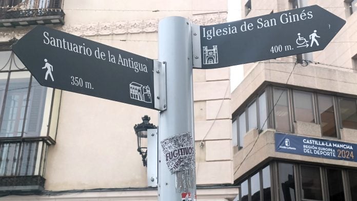 Poste con señalización turística en la plaza del Jardinillo en enero de 2025. (Foto: La Crónic@)