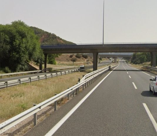 Puente sobre la A-2 que tiene que ser reparado a partir del 19 de enero de 2025, a la altura de la Peña Hueva, en Guadalajara. (Foto: Google Maps)