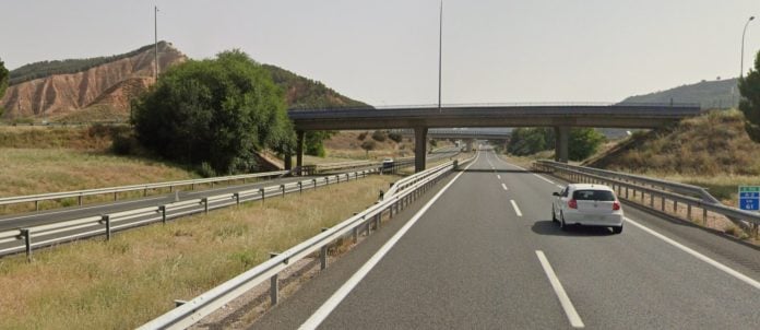 Puente sobre la A-2 que tiene que ser reparado a partir del 19 de enero de 2025, a la altura de la Peña Hueva, en Guadalajara. (Foto: Google Maps)