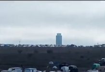 Cientos de caravanas ocupan los terrenos próximos al aeropuerto de Ciudad Real, para una "rave". Al fondo, la torre de control.