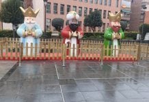 Los Reyes Magos del Jardinillo esperan, mojados, en las horas previas a la Cabalgata del 5 de enero de 2024 en Guadalajara. (Foto: La Crónic@)