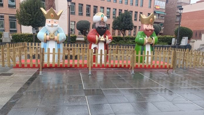 Los Reyes Magos del Jardinillo esperan, mojados, en las horas previas a la Cabalgata del 5 de enero de 2024 en Guadalajara. (Foto: La Crónic@)