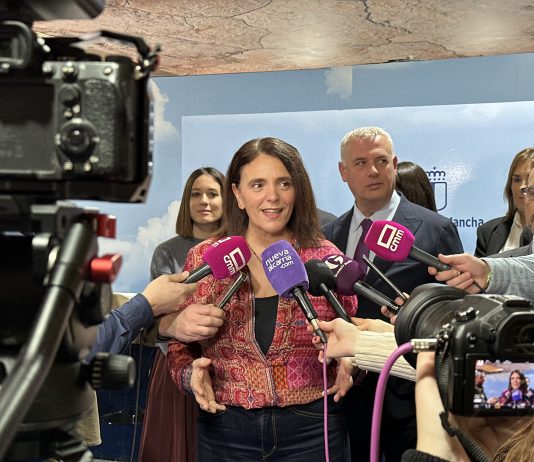 Susaba Cabellos, subdelegada del Gobierno en Guadalajara, durante su visita a Fitur 2025.