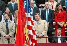 Una imagen histórica la de Luis de Grandes, de pie, y Rodríguez Zapatero, sentado, al paso de la bandera de los Estados Unidos.