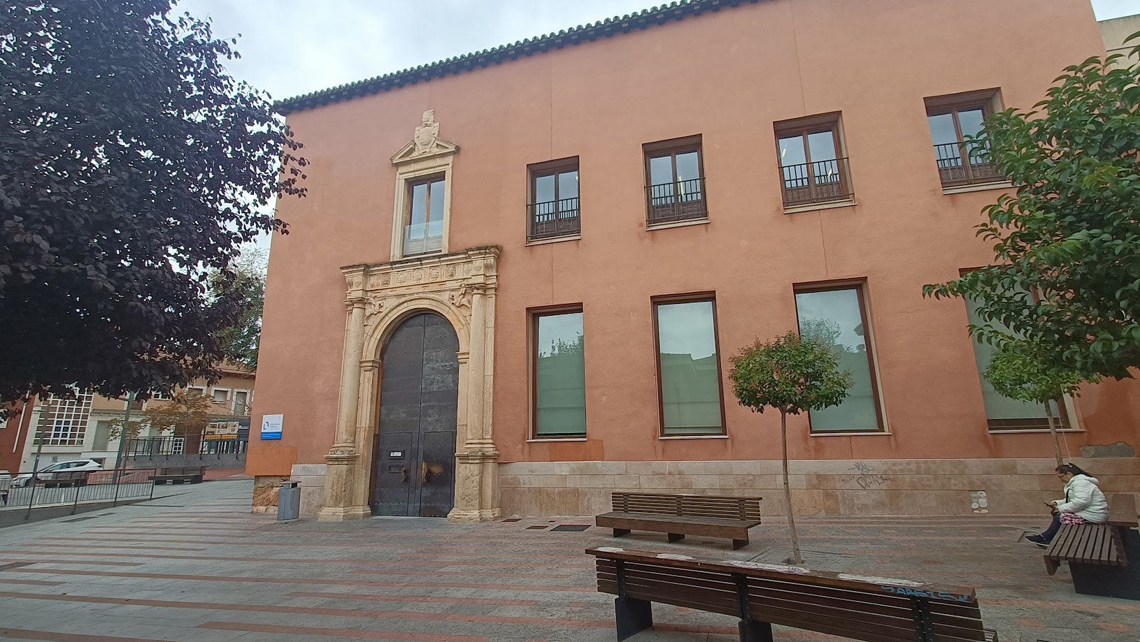 Biblioteca Pública Provincial, en la plaza de Dávalos. (Foto: La Crónic@)